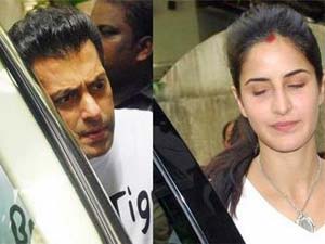 Salman Khan lent his shoulder to teary eyed Katrina Kaif!